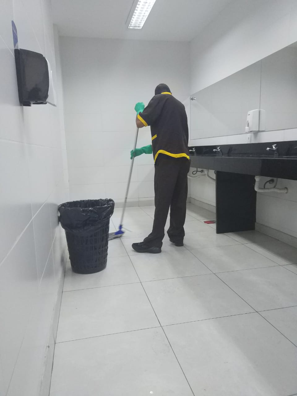 Equipe de limpeza profissional em operação corporativa