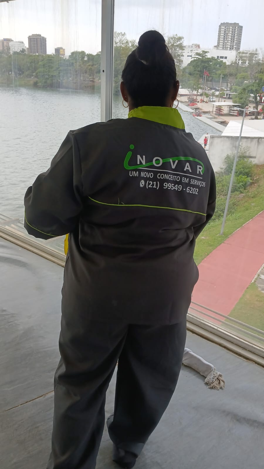 Profissional de portaria atendendo na recepção