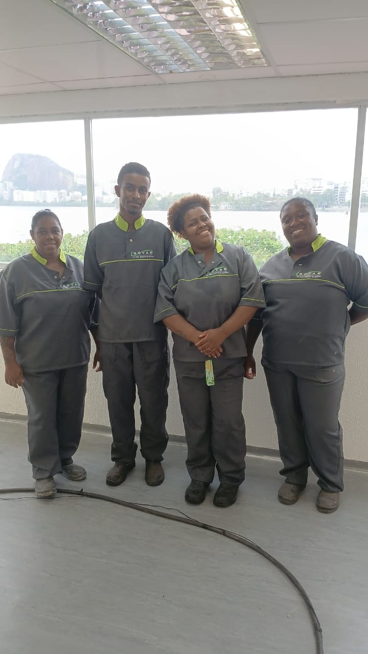 Recepcionista em ambiente corporativo